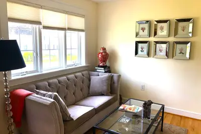 Image de Available For Commissioning Week! Parking, Ev charger, and just steps to the Stadium!