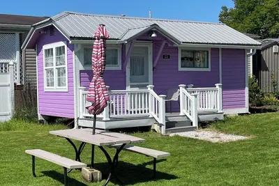 Image de The Purple Martin unique rustic lakefront cottage at the Pier at Canadohta Lake!