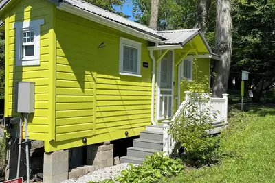 Image de The Goldfinch rustic lakefront cottage at The Pier at Canadohta Lake sleeps 2!