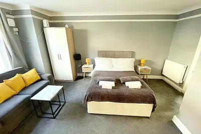 Image de 1 Bedroom Flat 2 Min Walk to Station & Town Centre\n