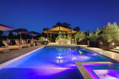 Image de Spectacular Healdsburg Manor-4br/4. 5ba, Pool+2 Spa!