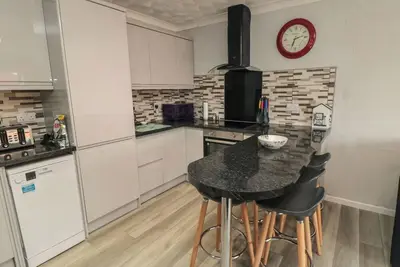 Image de 10 Southcliffe Drive, pet friendly, with a garden in Primrose Valley