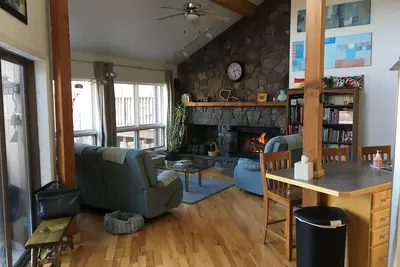 Image de Magnificent townhouse with cathedral ceiling, lots of windows