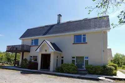 Image de Entire Home Nested Between Woods and Lakes\n8 Guests 3 Bedrooms 5 Beds 3. 5 Baths