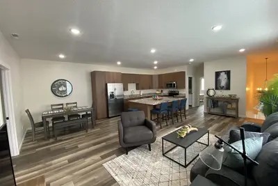 Image de Located in Downtown Evanston, Walking distance to food, shops, and Train Depot.