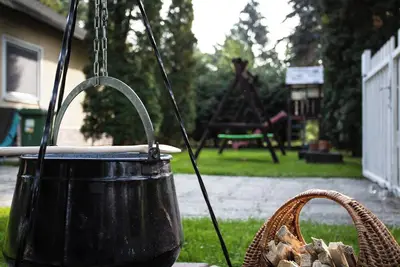 Image de Szentendrei szigeten önálló, jakuzzis, szaunás, romantikus, erdőszéli ház!