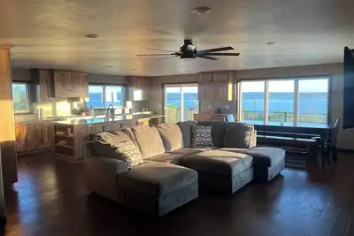 Image de Beautiful newly renovated home overlooking Lewis and Clark lake.