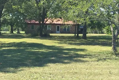 Image de Great get away to a country home with large yard and outdoor sitting area.