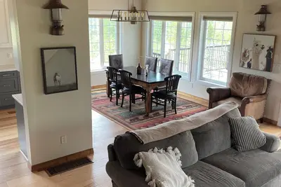 Image de Sunset Ridge on Big Bar Lake. Private, pet friendly 10 acre lakefront getaway!