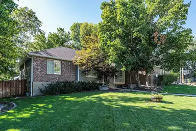 Image de Beautiful, central located 3br private basement apt for recreation or city fun!