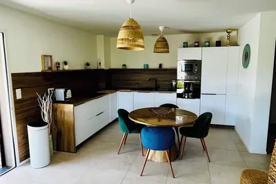 Image de Grand Appartement, en rez de Jardin vue sur la Montagne et Maquis au Calme