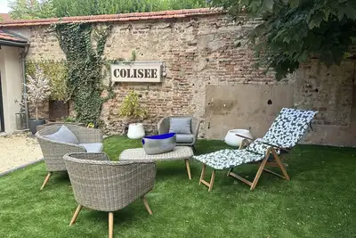Image de Gîtes confortables pour 2 couples ou 4 personnes, centre de Moulins, à proximité des attractions, jardin et terrasse.