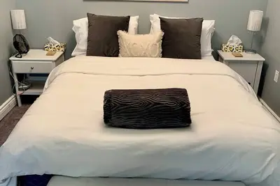 Image de Peaceful Bay Getaway! The entire lower level private guest suite is all yours!