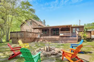 Image de Peaceful Lakefront Cabin Retreat with Hot Tub!