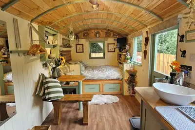 Image de Cozy Dog Friendly Shepherd's Hut in Northampton