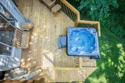 Image de Seasonal Lake Views/HotTub/Movie Room! Cozy! Forest Vibes! Sunroom, Decks, Grill