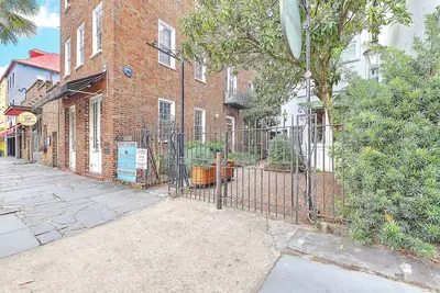 Image de Modern Condo in the heart of Dt on East Bay St Prime Location