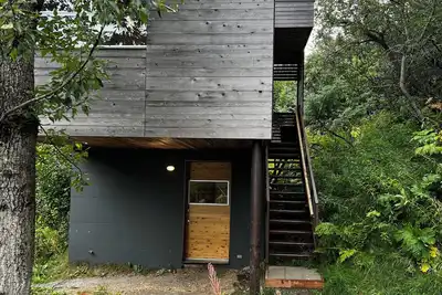 Image de Fireweed Hollow Junior - Cozy and cute modern cabin