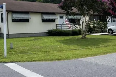 Image de Quaint 3-bedroom Cottage, walkable to the beach and local amenities.