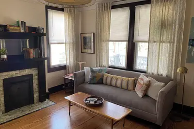 Image de Stylish Mid-Century Getaway in Trendy Neighborhood