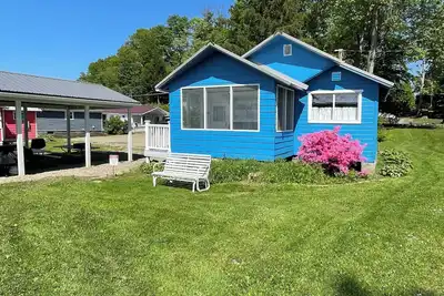 Image de The Bluebird, a rustic lakefront cottage at The Pier at Canadohta Lake sleeps 6!