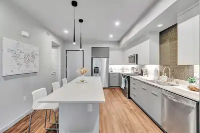 Image de Brand New! 2br Apt! 5 Mins to Disney w/ Pool & Gym\n