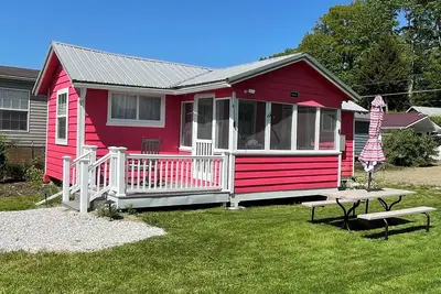 Image de The Cardinal, a rustic lakefront cottage at The Pier at Canadohta Lake sleeps 5!
