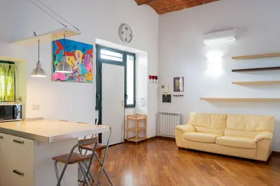 Image de Comfortable 55 sqm apartment, located on the ground floor of a renovated period building, for 4 people. The accommodation is located in a residential area, equipped with all the main services and well connected to the historic centre, which can be reache