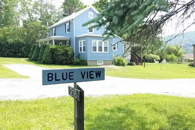 Image de The Blue View - Close to town center plus great mountain view! Good Cell & WiFi
