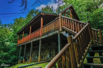 Image de Cozy Cabin You & Me Baby or Family Getaway, Sleeps 6, Hot Tub, Game Room