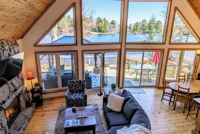 Image de Beautiful Muskoka Cottage. Hot tub. Privacy. Stunning Views. Sandy Beach.
