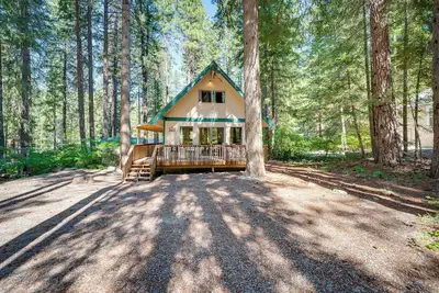 Peaceful Leavenworth Cabin with Deck & Fire Pit!