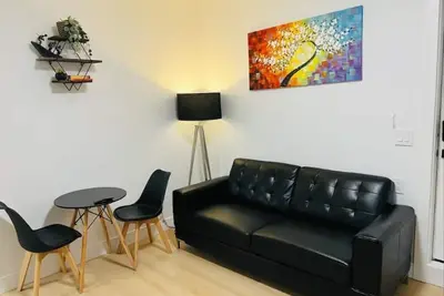 Image de New & Modern 1 bedroom suite near beaches & border