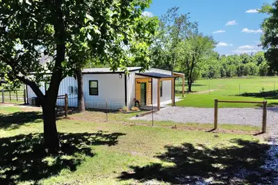 Image de The charming Scissortail Farmhouse on land with hot tub minutes from downtown!