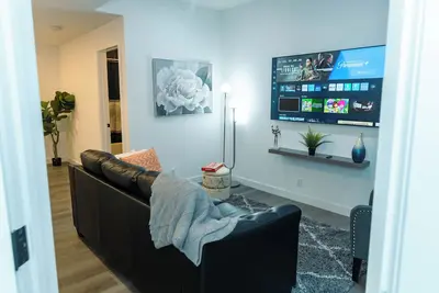 Image de Spacious 2 bedroom (King and queen sized) basement suite with a den.