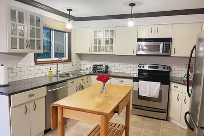 Image de Central convenient location 2 bedroom upper level suite, spacious clean & cozy