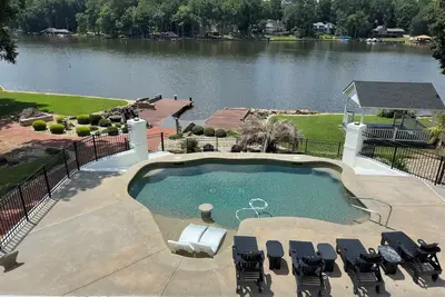 Image de Tranquil Waters Lake Front retreat