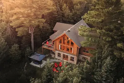 Image de Chalet Authentik 50, Chalet Authentik 50 : Spa, Piscines, Lac & Resort