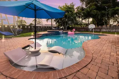 Image de Regal Manor Paradise Dreamy Heated Pool/Spa Gym hosted by Relaxtay