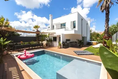 Beach Villa W/cowork, 16m Downtown, 28 ppl