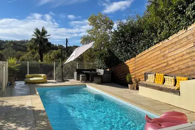 Image de Maison en pierre avec piscine et jardin 15min de Pau