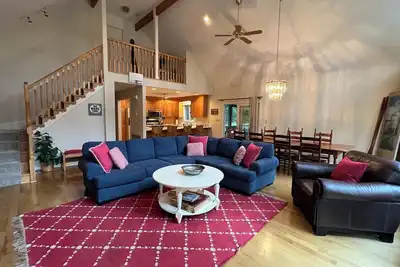 Image de 5 Bedroom Lakefront Home on Desirable Pea Hill Creek. Kayaks, Canoe, Ping Pong.