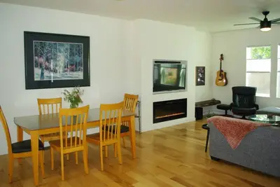 Image de Spacious, pet friendly, renovated home w/many extras and a huge, fenced yard.