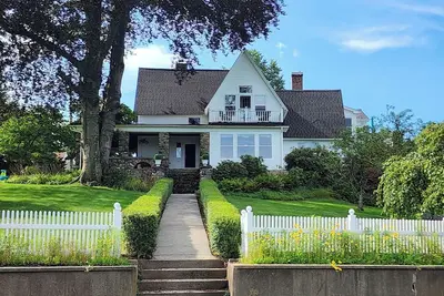 Image de The River House - Collinsville - A Historic Beauty!