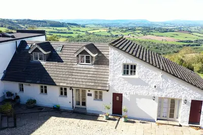 Image de Luxury Retreat: Dorlands House, Sleeps 16 - Hot Tub included in a Scenic Setting