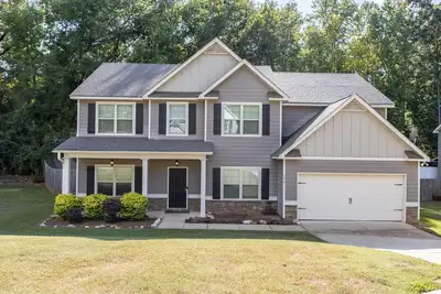 Image de 4 bedroom/3 bath home with bonus spaces close to everything you need or want!