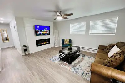 Image de 2bd Guest Suite in Basement – Spacious and Private Half of the Home