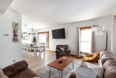 Image de -Rare- In-Village rental! 4-Bedrooms w Hot Tub & Ac\n