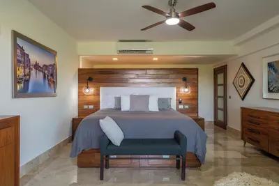 Image de Romantic getaway with beach access and resort-style amenities