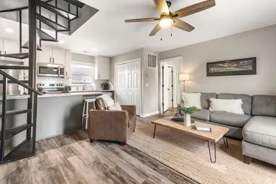 Image de Wde 2 Bedroom Condo - Walk to the big game!